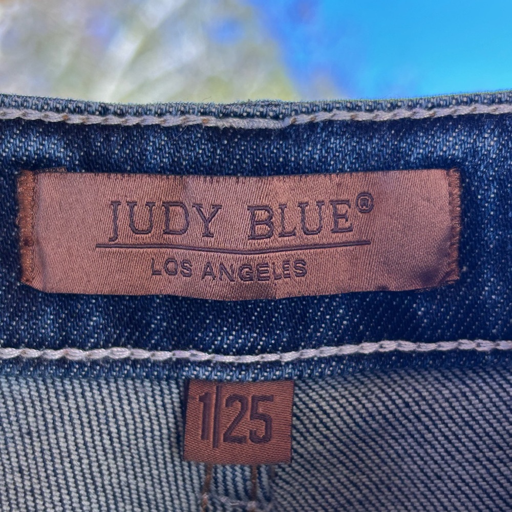 Judy Blue Women's Medium Wash Cropped Jeans - Picture 4 of 4
